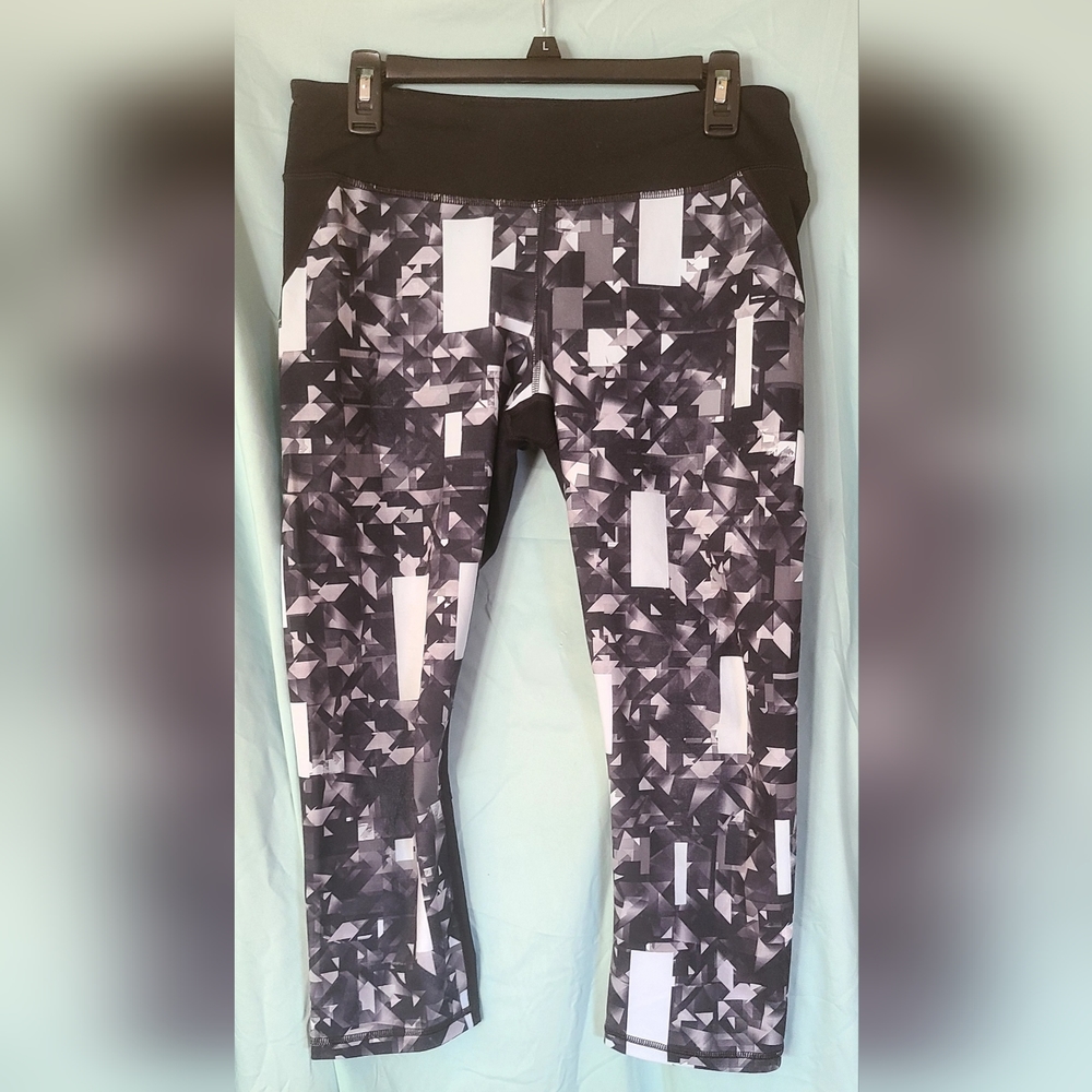 NWOT - Under Armour Cropped, Heatgear, Fitted Leggings, Size Large